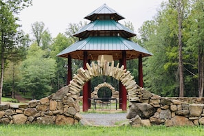 Property grounds - Castle Suite at White Lotus Eco Spa Retreat (Stanardsville)