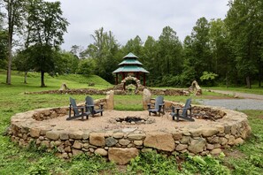 Property grounds - Farmview Cottage at White Lotus Eco Spa Retreat (Stanardsville)