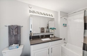 ヘアドライヤー、タオル、石鹸、シャンプー