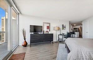 1 室のベッドルーム、デスク、アイロン / アイロン台、WiFi (無料)