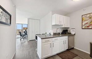 Een koelkast, een magnetron, een oven, een kookplaat