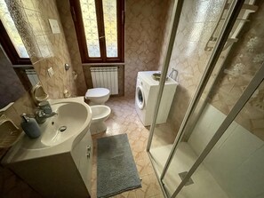 Een douche, een haardroger, een bidet, handdoeken