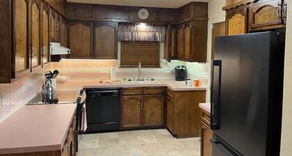 A “Mauvelous” Abode (3 bedroom 2 bath house)