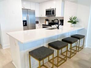 冷蔵庫、電子レンジ、オーブン、コンロ