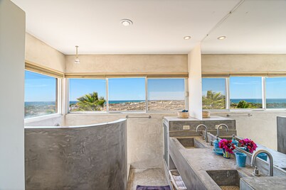 Panoramic ocean & mountain views w private pool, 10 minute walk to surf beaches!