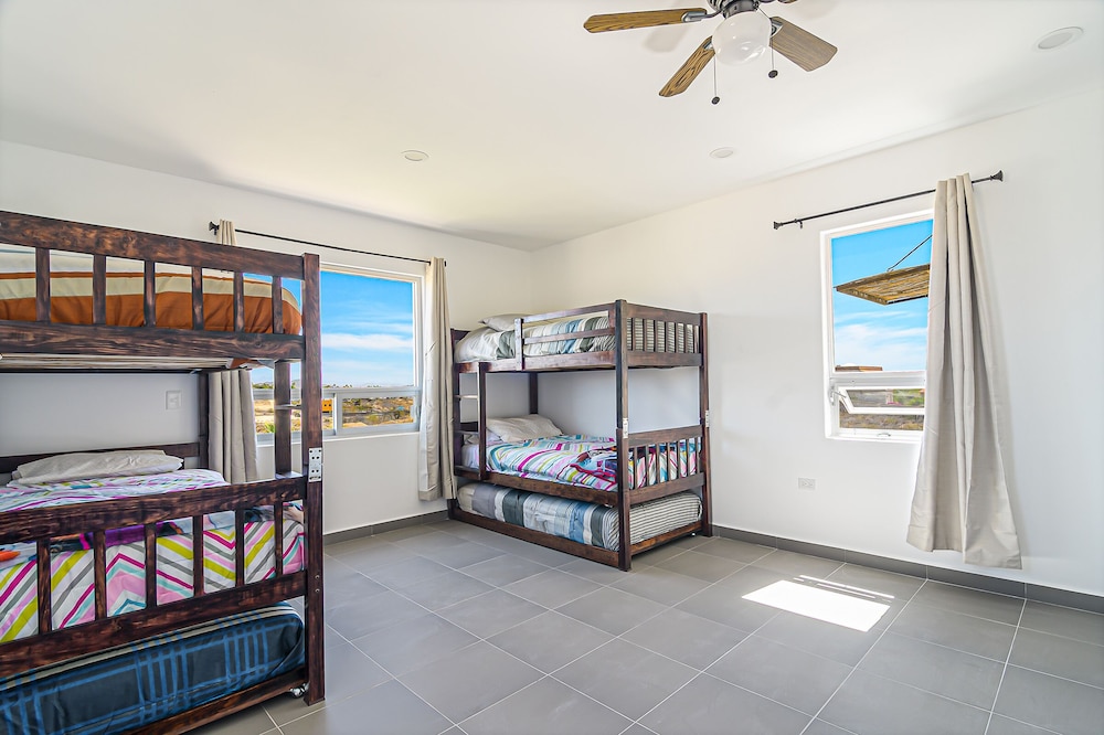 Panoramic ocean & mountain views w private pool, 10 minute walk to surf