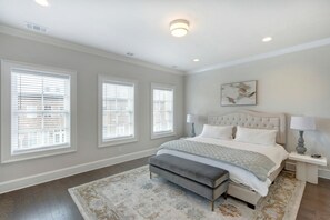 3 bedrooms, iron/ironing board, WiFi, bed sheets - Luxury Upper East River Home (Savannah)