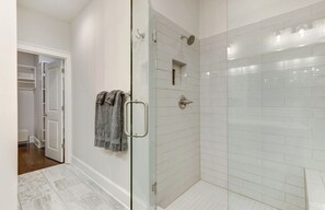 Shower, hair dryer, towels, soap - Luxury Upper East River Home (Savannah)