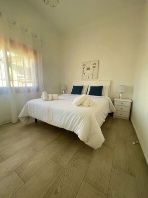 4 makuuhuonetta, silitysrauta/-lauta, vauvan matkasänky, Wi-Fi