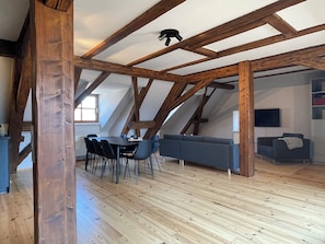 Apartment | Living area | TV - Hotel Deville Staufen (Staufen im Breisgau)