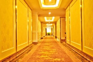 A long, narrow hallway with a carpeted floor and doors on both sides. - Jindu Hotel (Youyang County)