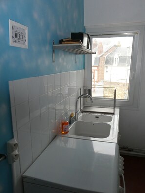 Fridge, microwave, oven, stovetop - Duplex au Coeur de Deauville (Deauville)