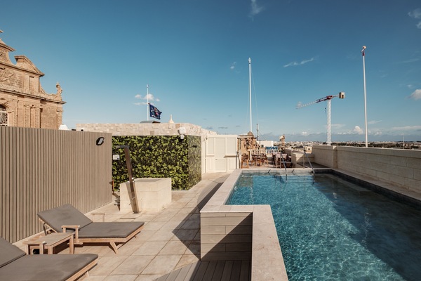 Seasonal outdoor pool, open 8:00 AM to 6:00 PM, pool umbrellas