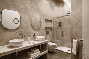 Deluxe Suite | Bathroom | Free toiletries, hair dryer, bathrobes, slippers - Palazzo Castagna (Ghaxaq)