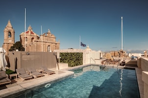 Piscina externa sazonal, funciona das 9h às 18h, guarda-sóis