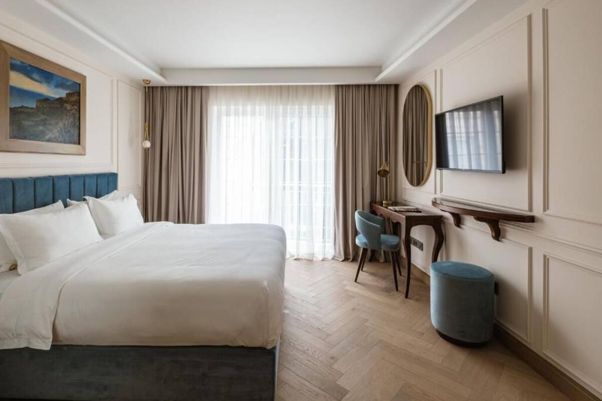 Egyptian cotton sheets, premium bedding, minibar, in-room safe