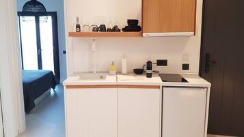 KylskÄp, mikrovÄgsugn, spishÀll och kaffe- och tebryggare