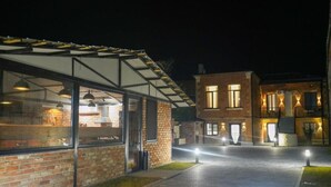Un edificio moderno con fachada de vidrio y exterior de ladrillo.