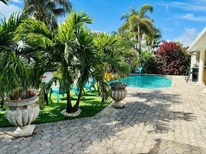 Alberca al aire libre y alberca climatizada