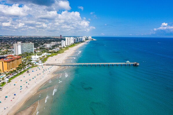 Playa en los alrededores, camastros y toallas de playa 