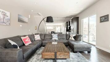 Televisión y chimenea