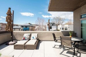 Outdoor dining - Center of LoHi | Roof Deck | Walk Everywhere (Denver)