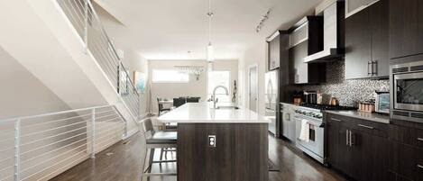 Frigorífico, microondas, horno y placa de cocina