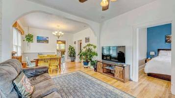 Televisie, een stereo en een kantoor