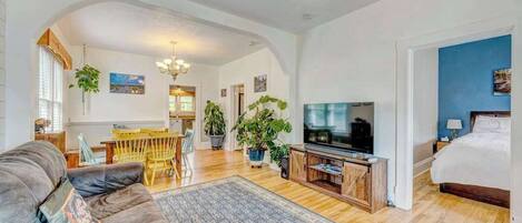 Télévision, chaîne hi-fi, espaces bureaux