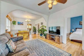 Téléviseur, chaîne audio, bureau