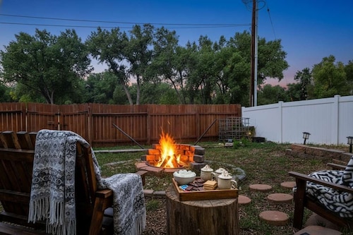 Charming 1910 Pet-Friendly Home in Sheridan, WY | Huge Fenced Yard Steps From Dog Park | Updated Kitchen & Cozy Fire Pit | Walk to Downtown Dining & Bighorn Mountain Adventures | Ideal for Families & Fur Babies