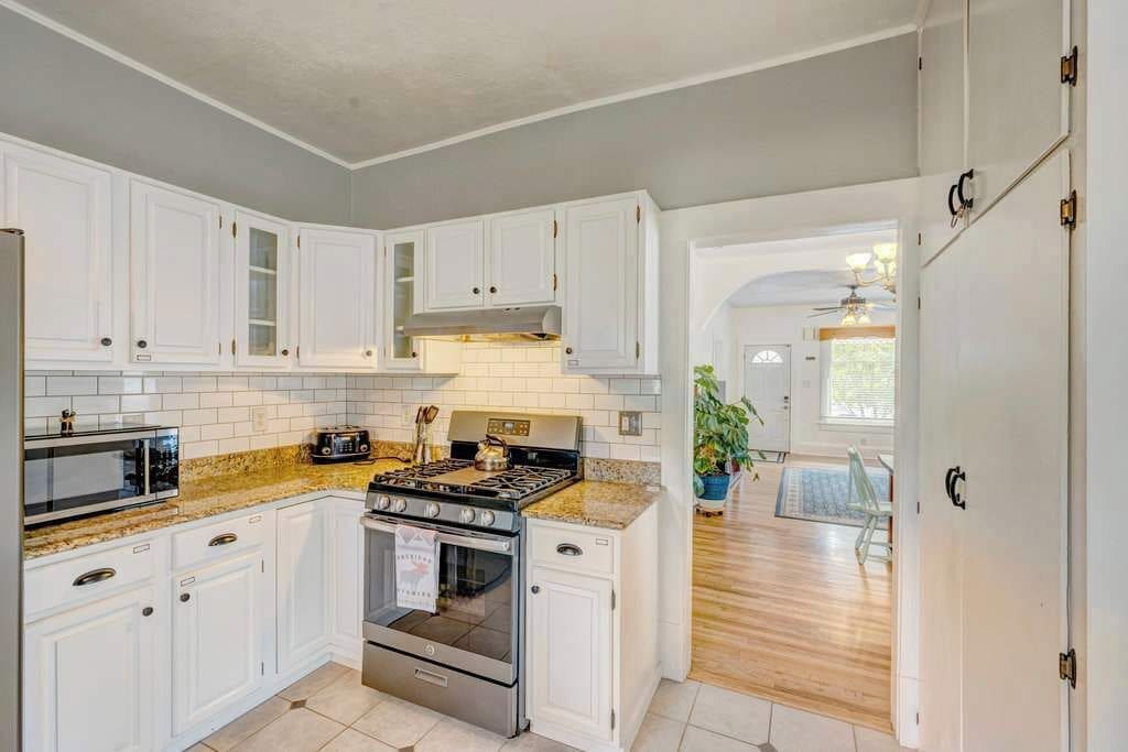 Réfrigérateur, micro-ondes, plaque de cuisson, lave-vaisselle