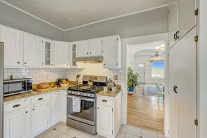 Geladeira, micro-ondas, cooktop, lava-louças