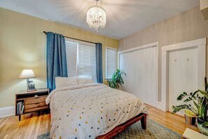 2 bedrooms, desk, WiFi, bed sheets