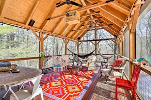 Outdoor dining - West Cornwall Cabin ~ 4 Mi to Covered Bridge! (West Cornwall)