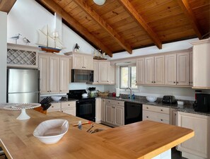 Mesa de comedor y isla de cocina