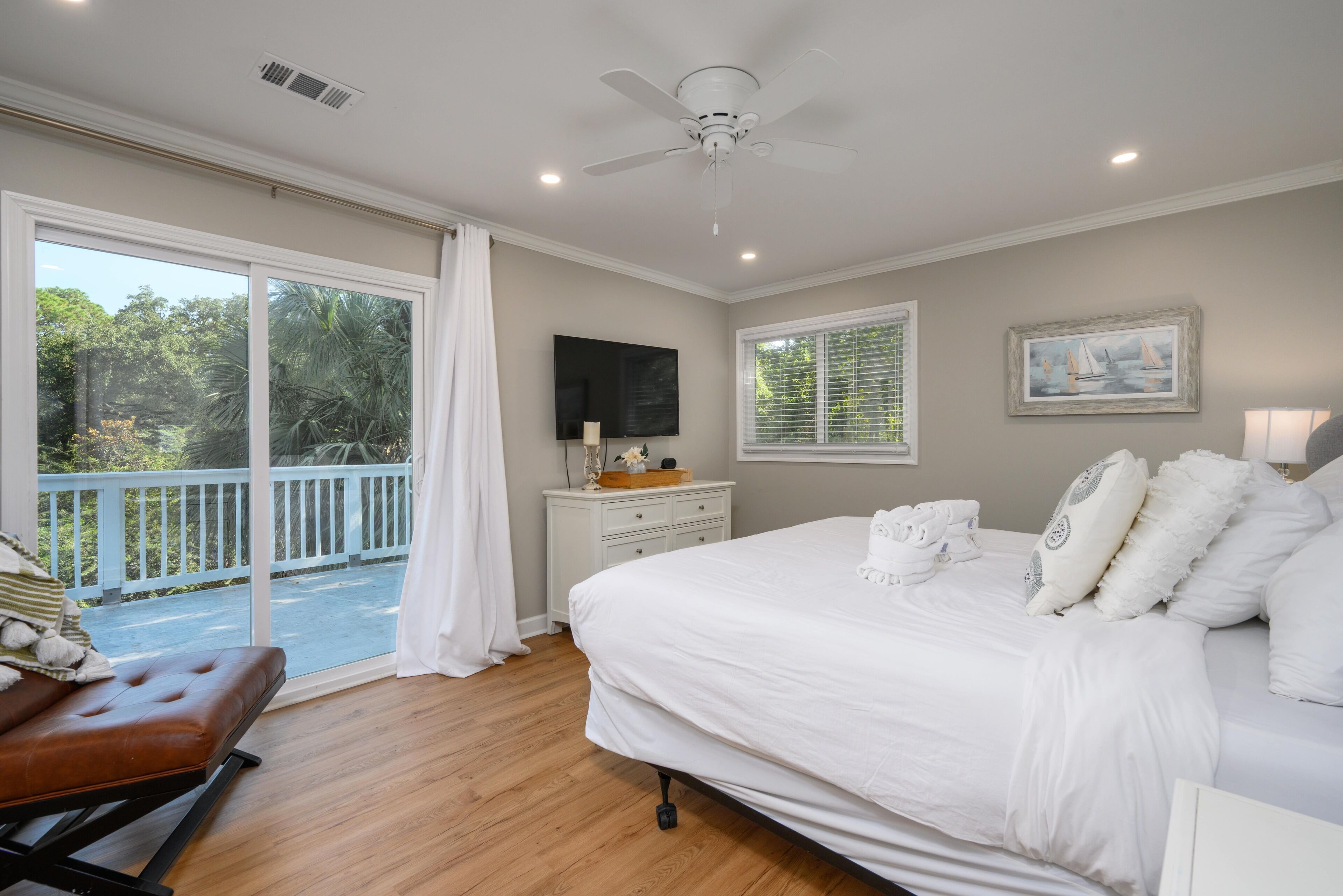 4 bedrooms, desk, iron/ironing board, travel crib