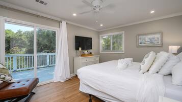 4 bedrooms, desk, iron/ironing board, travel crib