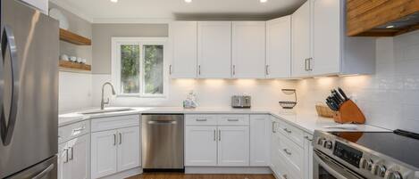 Een koelkast, een magnetron, een oven, een kookplaat