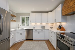 冷蔵庫、電子レンジ、オーブン、コンロ