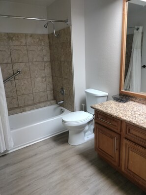 Haartrockner, Handtücher, Seife, Shampoo