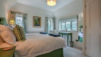 2 室のベッドルーム、WiFi (無料)、ベッドシーツ