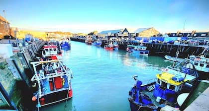Minutes from Whitstable beach and high street. Sleeps up to 6
