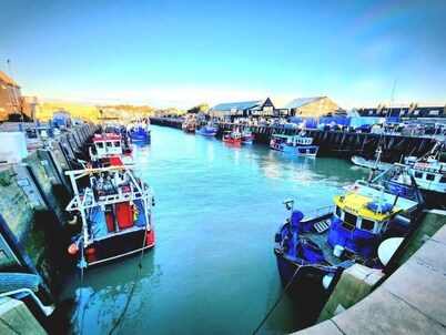 Minutes from Whitstable beach and high street. Sleeps up to 6