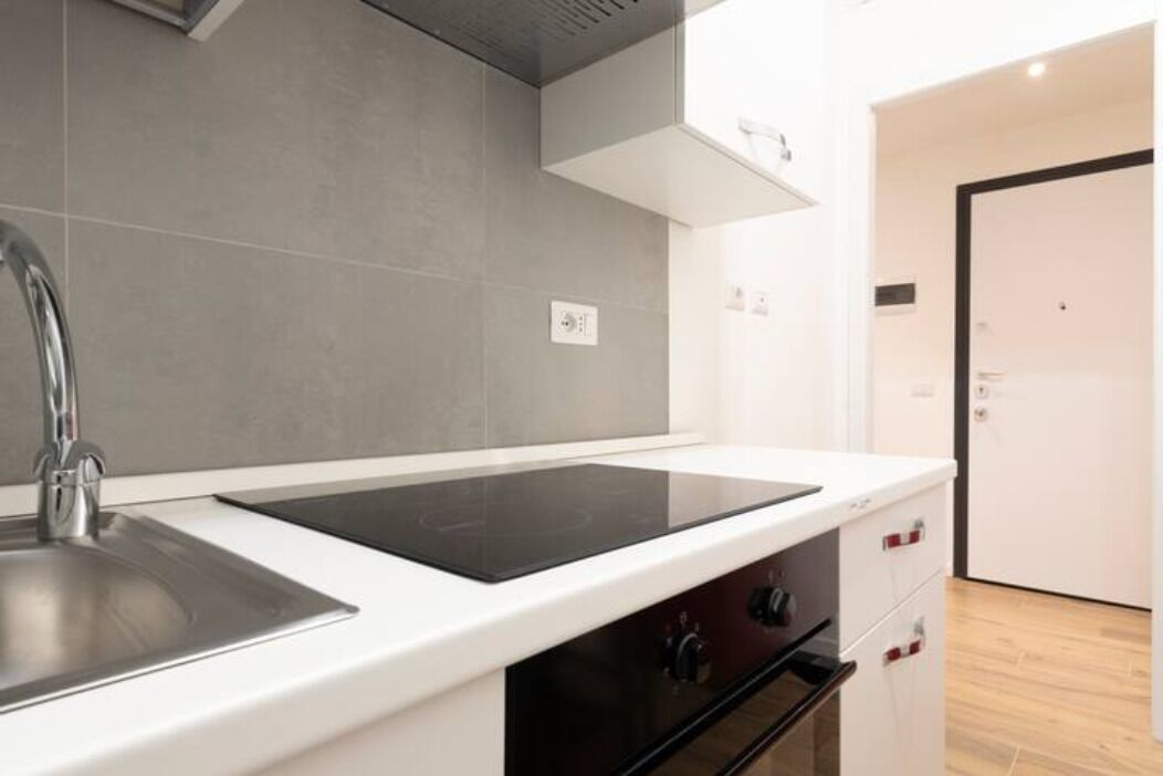 Fridge, oven, stovetop, coffee/tea maker