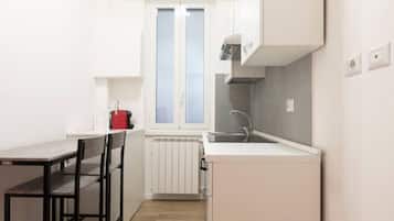 Réfrigérateur, four, plaque de cuisson, cafetiÚre/bouilloire
