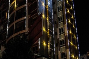 Un edificio de varios pisos con fachada curva y una serie de ventanas.