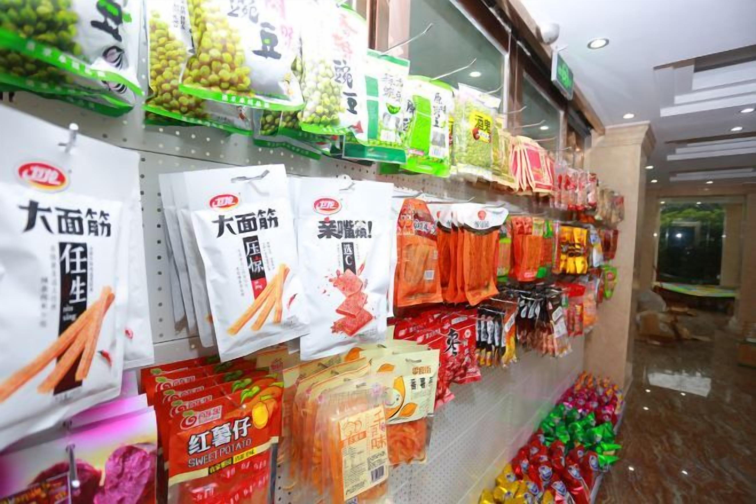 On peut voir une variété de produits alimentaires emballés, exposés dans un magasin.