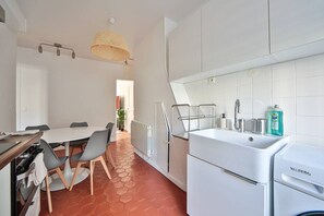 Ovn, kaffetrakter/tekoker, kjøkkenutstyr og spisebord