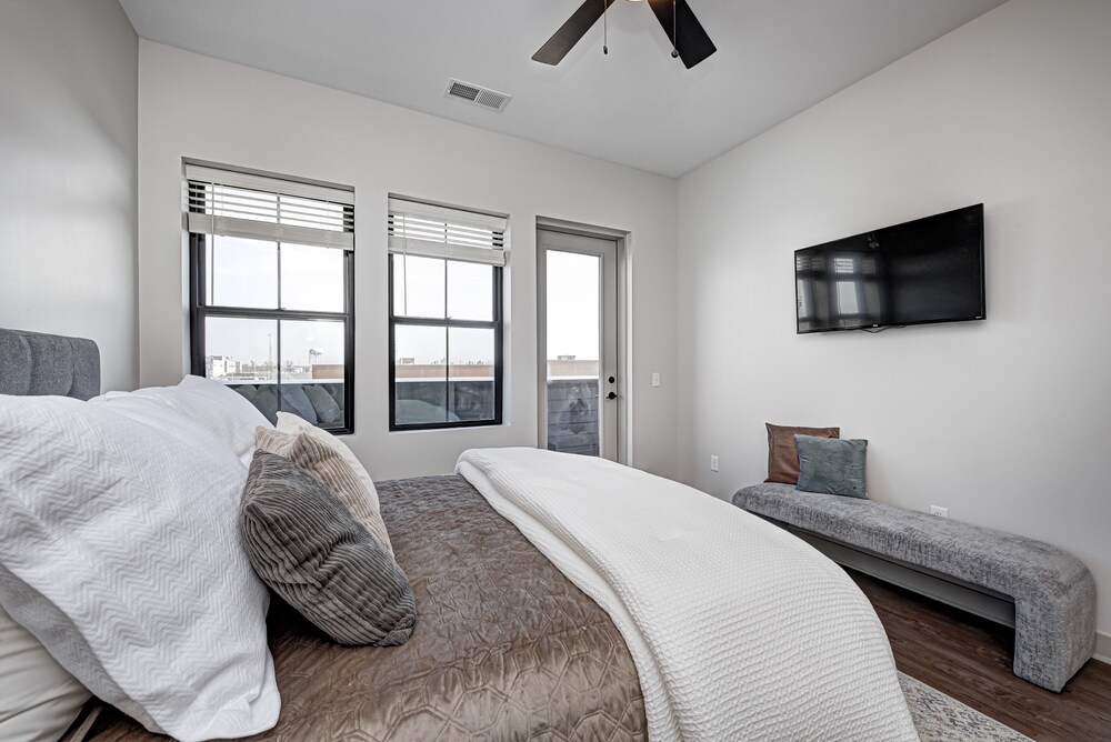 Lux Condo in Speedway 5 miles from Downtown Indy! Indianapolis Vrbo